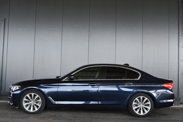 car-img