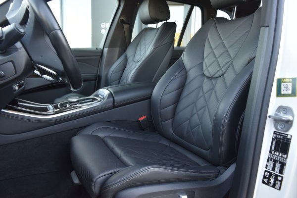 car-img